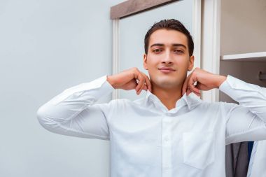 İş adamı iş için giyiniyor.