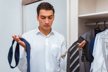 İş adamı iş için giyiniyor.