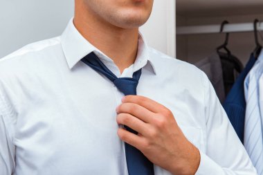 İş adamı iş için giyiniyor.