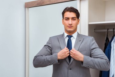 İş adamı iş için giyiniyor.