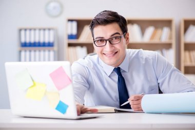 Ofiste çalışan bir işadamı.