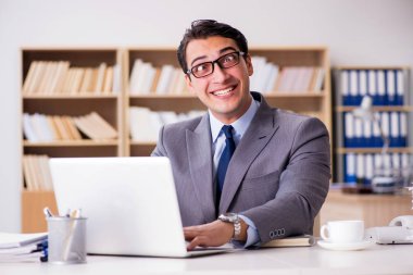 Ofiste çalışan kızgın bir işadamı.