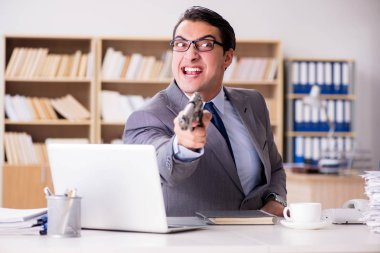 Ofiste çalışan kızgın bir işadamı.