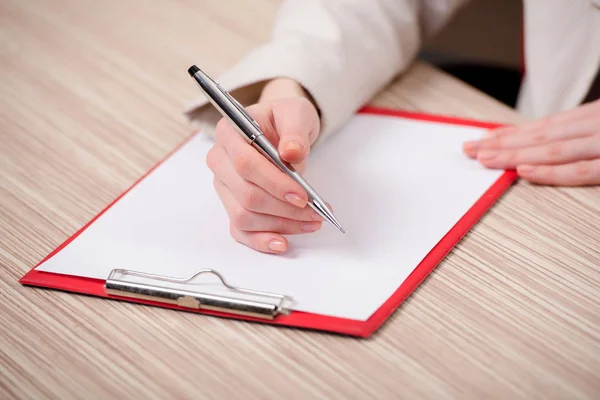 Ręce robiące notatki w notatniku — Zdjęcie stockowe