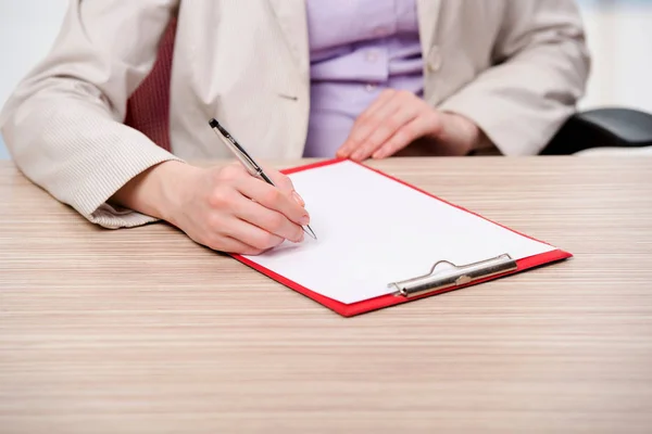 Hände machen Notizen im Block — Stockfoto