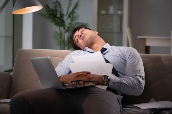 Zakenman workaholic werken laat thuis — Stockfoto