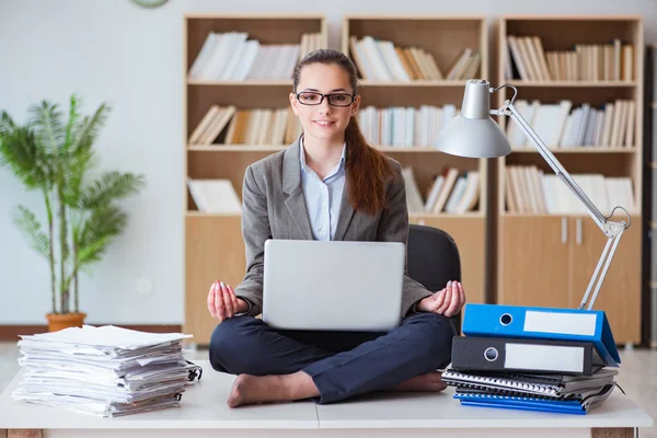 Femme d'affaires méditant dans le bureau — Photo