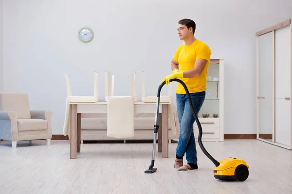 Muž manžel uklízí dům pomáhá své ženě — Stock fotografie