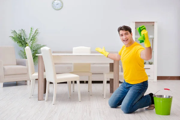 Hombre limpiando la casa ayudando a su esposa — Foto de Stock