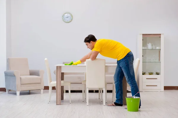 Man cleaning the house helping his wife — Stock Photo, Image