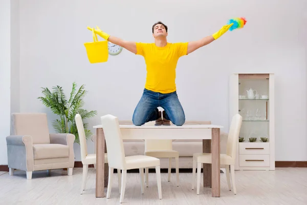 Man husband cleaning the house helping his wife — Stock Photo, Image