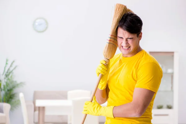 Homme mari nettoyage la maison aider sa femme — Photo