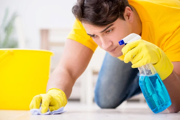 Koca adam evi temizliyor, karısına yardım ediyor. — Stok fotoğraf