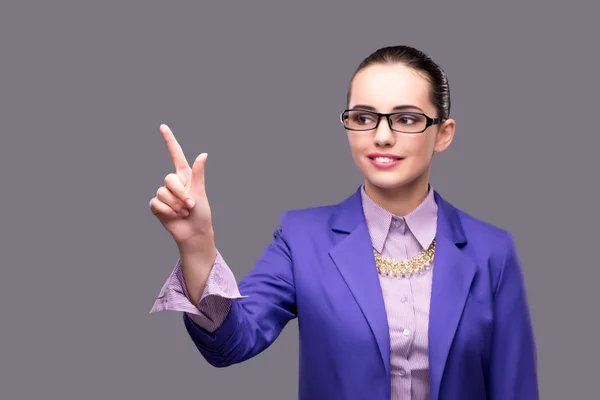 Geschäftsfrau drückt virtuelle Taste auf grauem Hintergrund — Stockfoto