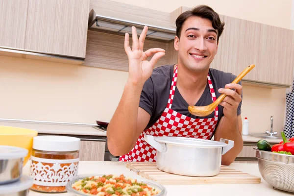 Man hane kock laga mat i köket — Stockfoto