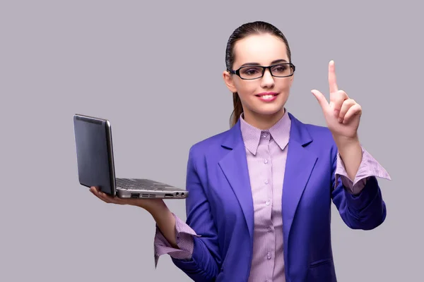 Mujer de negocios pulsando el botón que sostiene el ordenador portátil — Foto de Stock