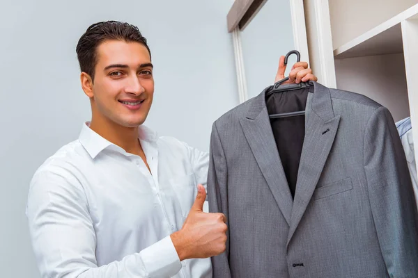 Podnikatel se obléká do práce — Stock fotografie