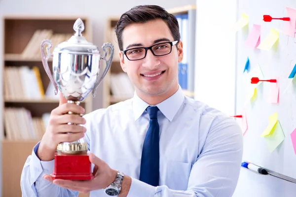 Jungunternehmer erhält Siegerpokal im Amt — Stockfoto