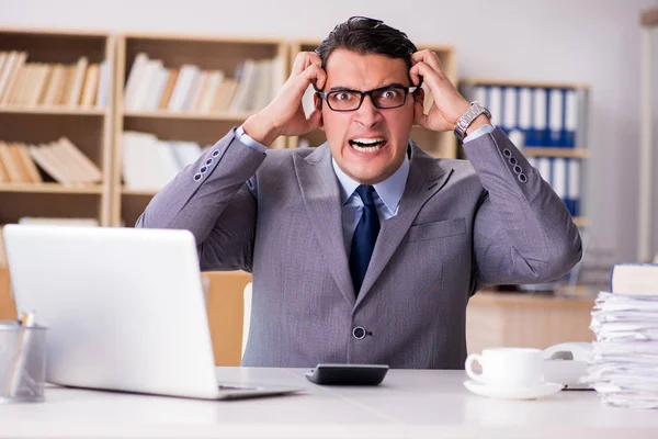 Wütender Geschäftsmann arbeitet im Büro — Stockfoto