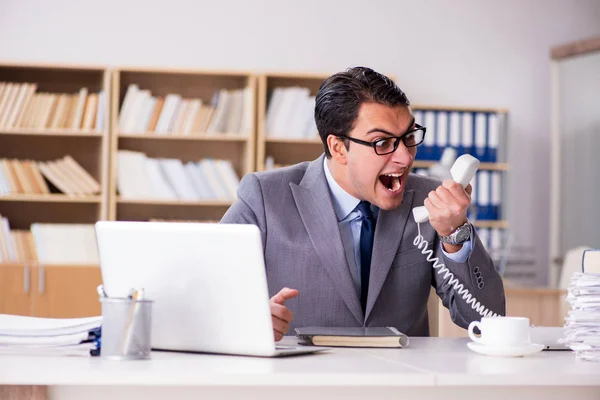 Wütender Geschäftsmann arbeitet im Büro — Stockfoto