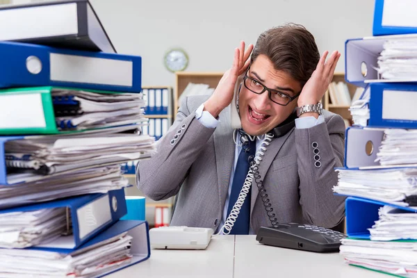過度の仕事のためストレス下で忙しいビジネスマン — ストック写真