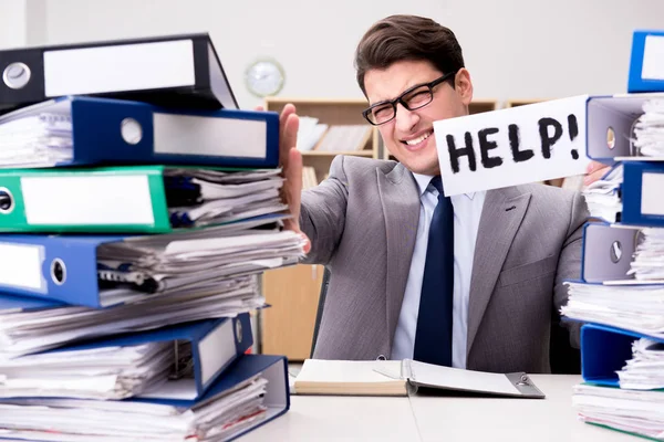 Zajęty biznesmen proszący o pomoc w pracy — Zdjęcie stockowe