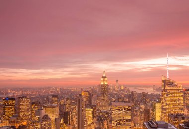 Günbatımında New York Manhattan 'ın gece manzarası
