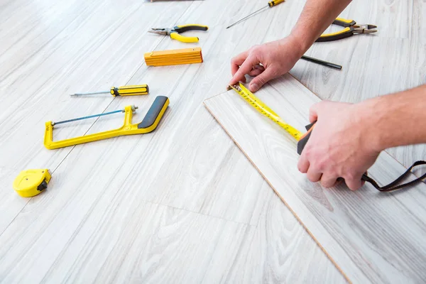 Riparatore posa pavimenti in laminato a casa — Foto Stock