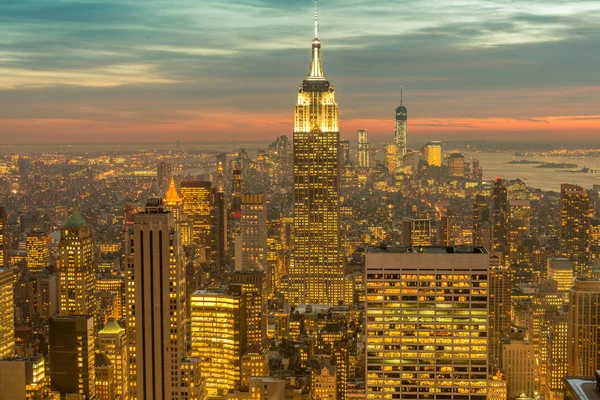 Nachtansicht von New York Manhattan bei Sonnenuntergang — Stockfoto