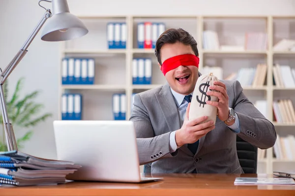 Blindfold επιχειρηματίας κάθεται στο γραφείο στο γραφείο — Φωτογραφία Αρχείου