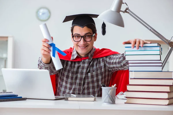 Estudiante superhéroe con libros que estudian para exámenes —  Fotos de Stock