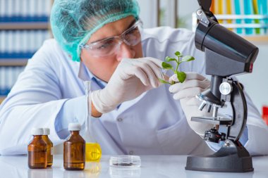 Laboratuvarda çalışan biyoteknoloji bilimcisi.