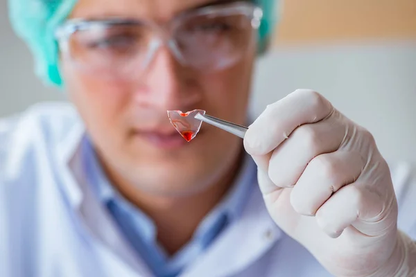 Junger Arzt arbeitet im Krankenhaus an Bluttest — Stockfoto