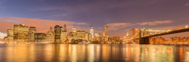 Manhattan ve Brooklyn köprüsünün gece manzarası