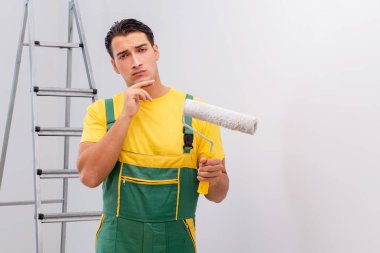 Duvarı DIY konseptiyle boyayan adam