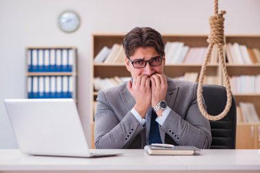 İntihar ettiği düşünülürse iflas etmiş bir işadamı.