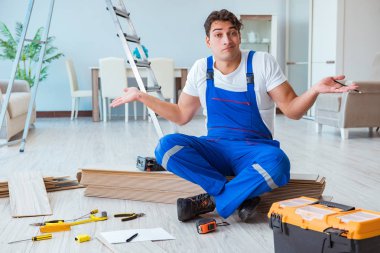 Tamirci evde döşeme kaplaması döşemiş.