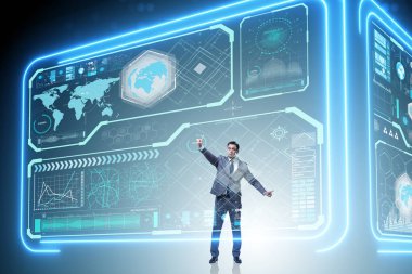 Veri madenciliğinde sanal düğmeye basan adam