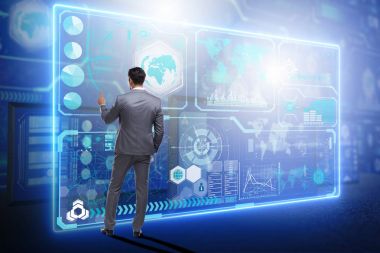 Büyük veri arayan iş adamı