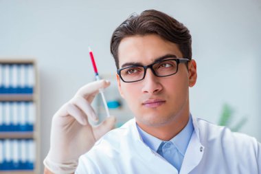 Doktor kan örnekleriyle çalışıyor.