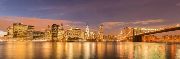 Nattutsikt över Manhattan och Brooklyn Bridge — Stockfoto