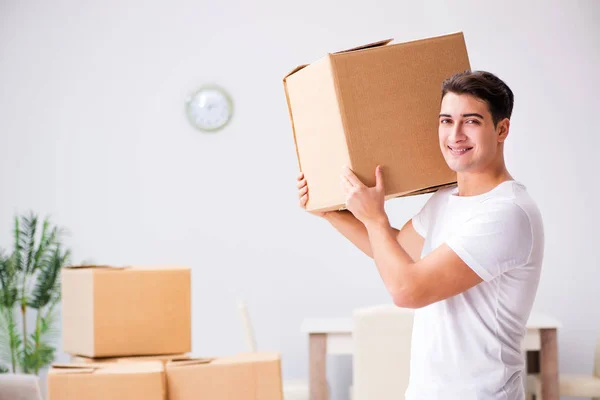 Unge man flyttar lådor hemma — Stockfoto