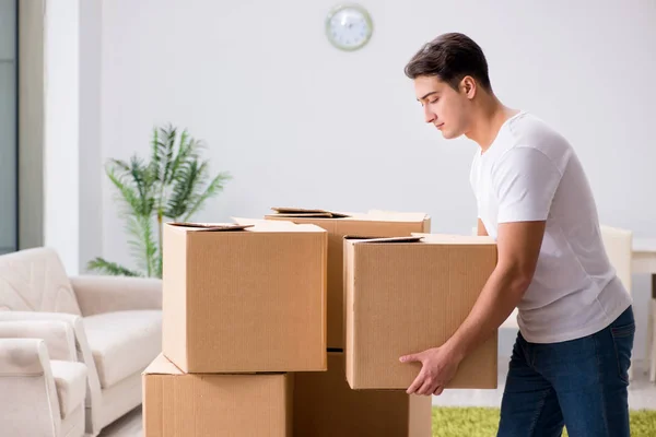 Hombre joven moviendo cajas en casa —  Fotos de Stock