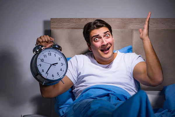 Hombre que tiene problemas para dormir en la cama — Foto de Stock