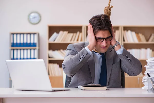 Bankrupt brak zakenman overweegt zelfmoord zichzelf ophangen — Stockfoto