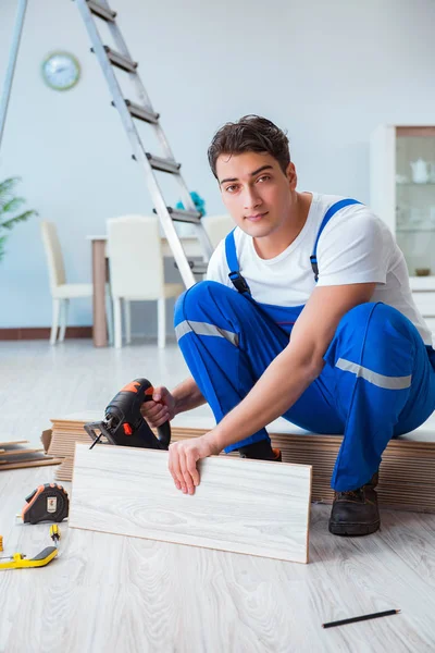 Reparador que estabelece piso laminado em casa — Fotografia de Stock