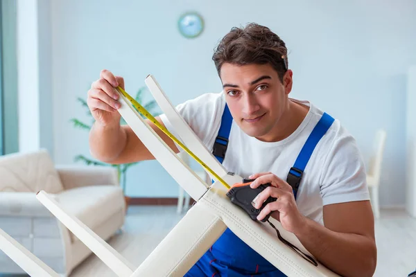 Reparateur repariert kaputten Stuhl zu Hause — Stockfoto