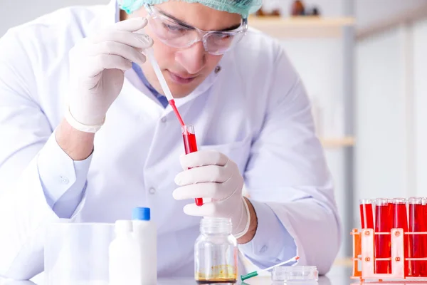 Blood testing in the lab with young scientist — Stock Photo, Image