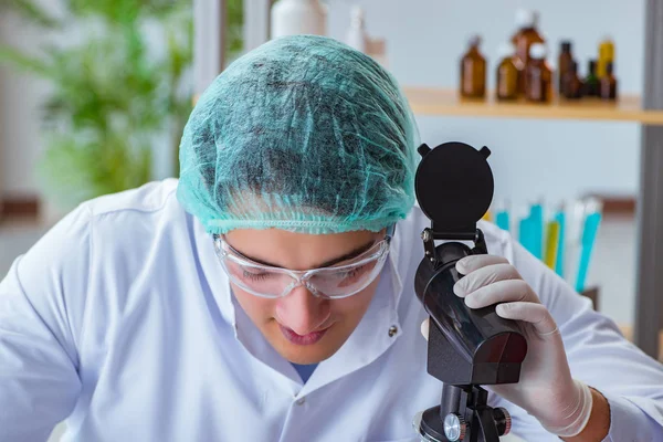 Médico joven que trabaja en análisis de sangre en el hospital de laboratorio —  Fotos de Stock