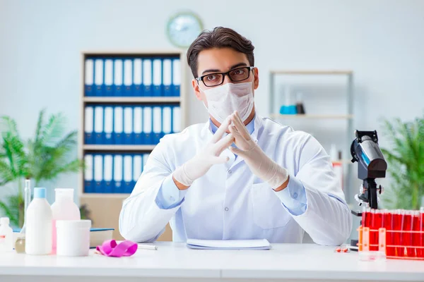 Médico trabajando con muestras de sangre — Foto de Stock